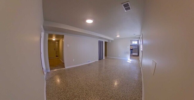 Foto del edificio - 1 Block from KSU Campus + 2 Kitchens + Rec...