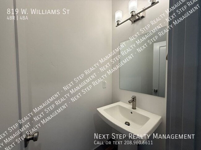 Building Photo - 819 W Williams St