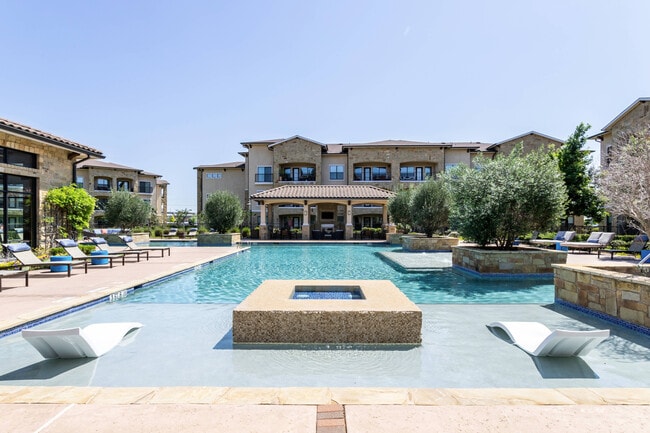 Elegante piscina con fuente de agua central - Allora Bella Terra