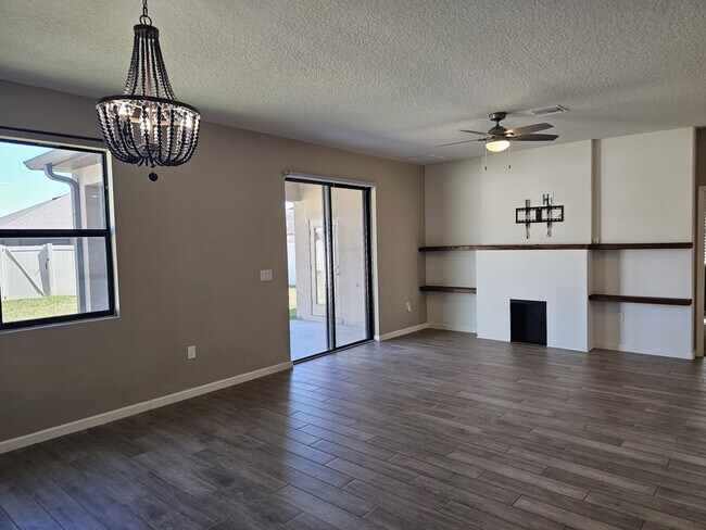 Sala de estar - 4567 Broomsedge Cir