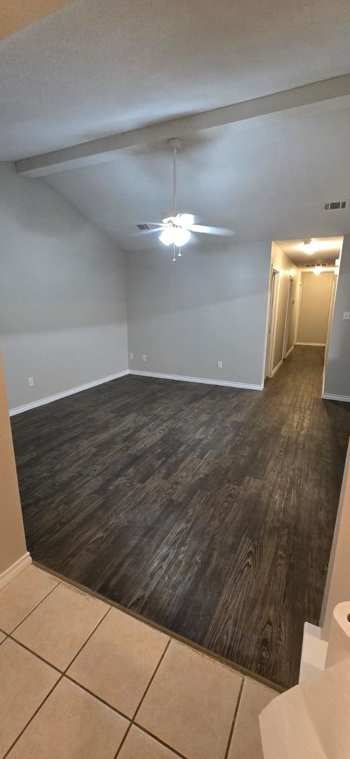 Foto del edificio - Spacious 3 bedroom / 3 bath duplex in convenient location