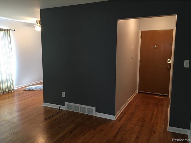 Building Photo - 4840 Briarwood Ave