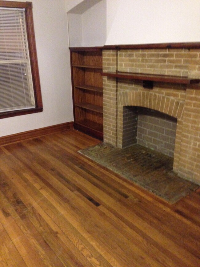 Living Room - 4344 N Clarendon Ave