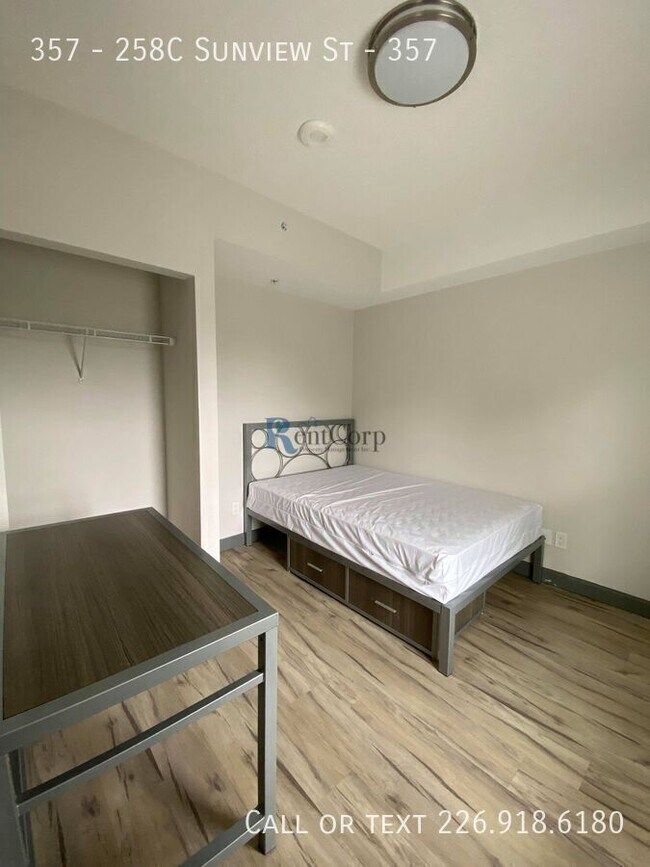 Photo du bâtiment - 258C-258C Sunview St