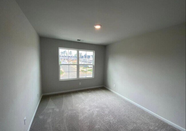 Building Photo - FANTASTIC 2 STORY TOWNHOUSE!!
