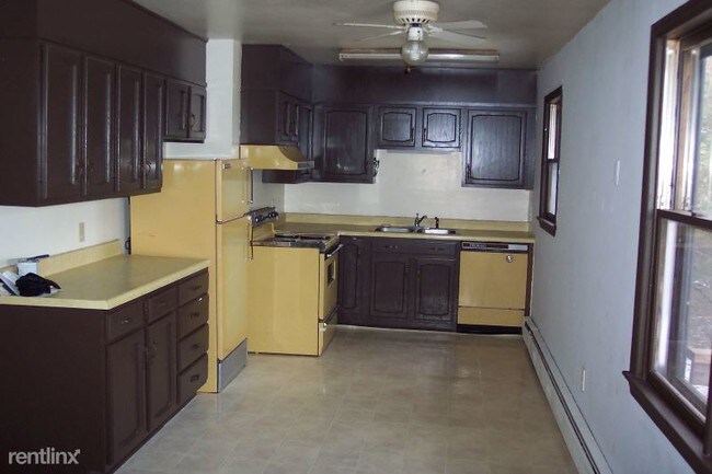 Building Photo - 3 br, 1 bath Apartment - 2 Windy Hill Road