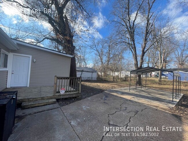 Building Photo - Charming 3Bed/1.5Bath with Carport and Bac...