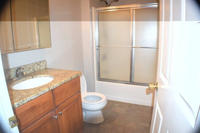 Building Photo - 13 Leamy St