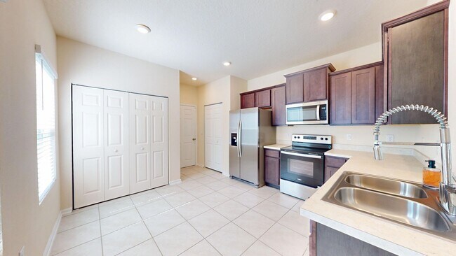 Foto del edificio - Beautiful End-Unit Townhome in Capitol Par...