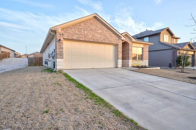 Foto del edificio - Warm & Spacious 3 Bed, 2 Bath Home with Fenced Backyard