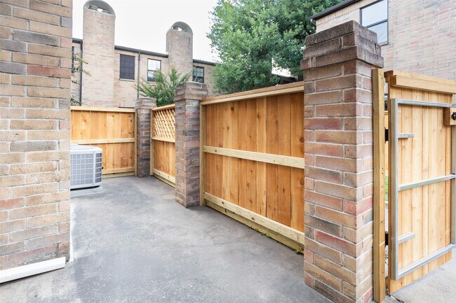 Foto del edificio - 9800 Pagewood Ln