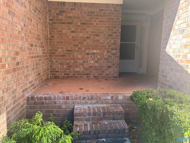 Foto del edificio - 2012 Fairway Hills Dr