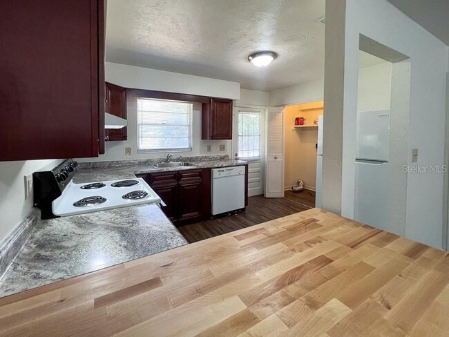 Foto del edificio - 5620 NW 23rd Terrace