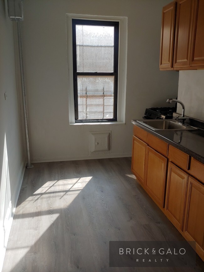 Building Photo - 974 Sheridan Ave