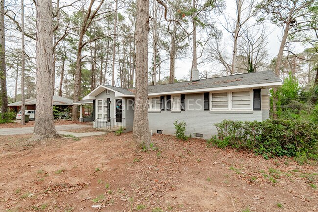 Building Photo - Charming 4 Bedroom in Columbia!