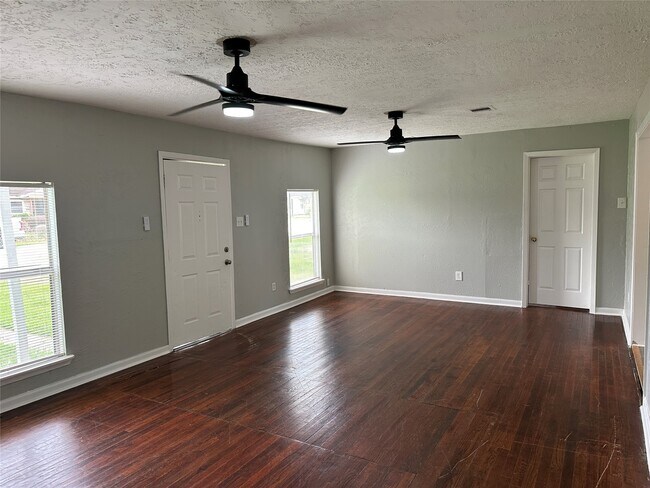 Foto del edificio - 5345 Higgins St