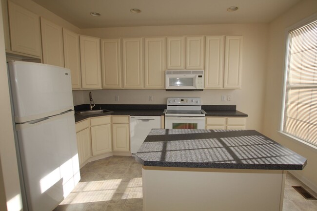 Building Photo - Spacious, unfurnished town home that is lo...