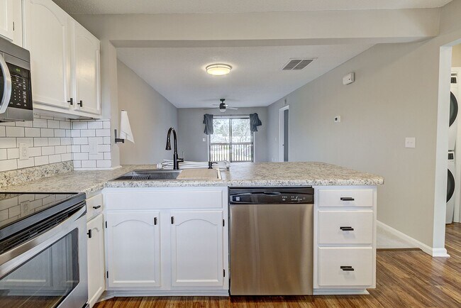 Building Photo - Charming Condo For Rent in Park Place!