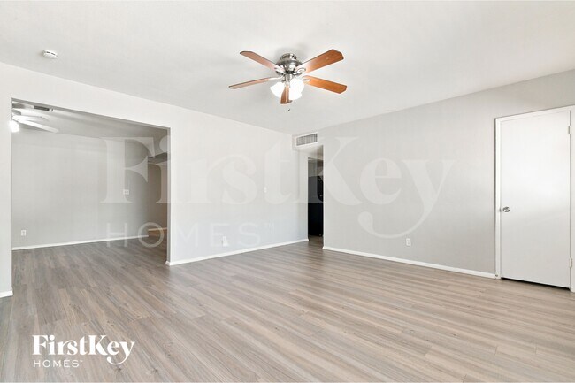 Building Photo - 1439 W 7th St