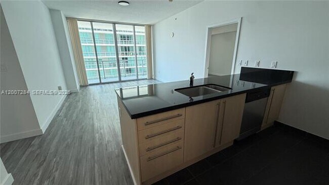 Foto del edificio - 79 SW 12th St