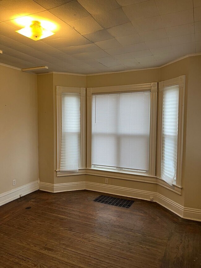 Foto del edificio - Ground Level... LARGE 1 Bed 1 Bath