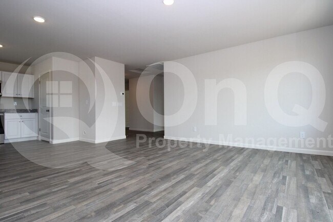 Building Photo - 9458 W Oneida Dr