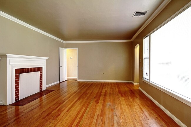 Building Photo - 225 Las Palmas Ave, Modesto