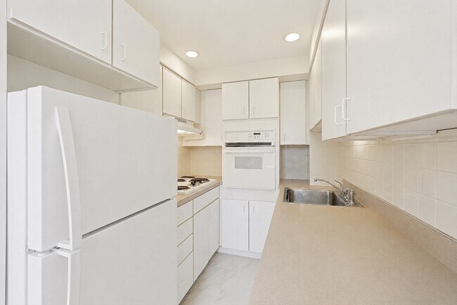 Building Photo - 988 Memorial Dr