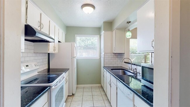 Building Photo - 2401 Cornell Dr