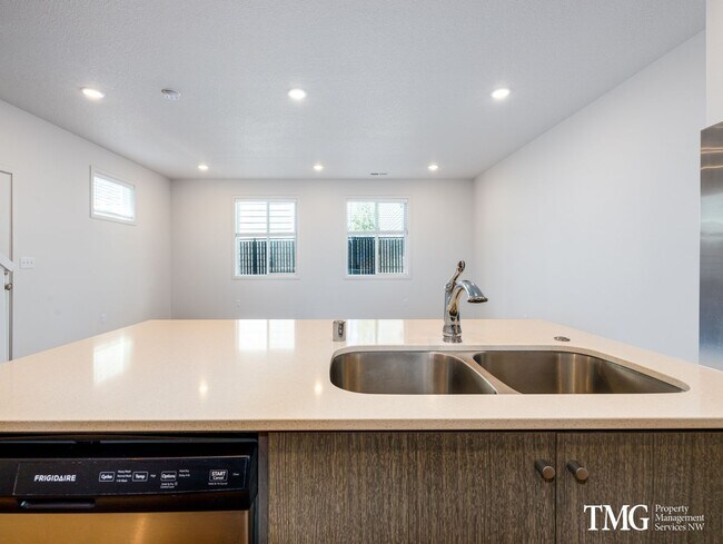Foto del edificio - Modern Living with A/C and Attached Garage!