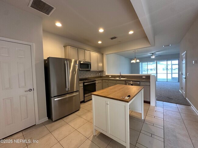 Building Photo - 7034 Roundleaf Dr