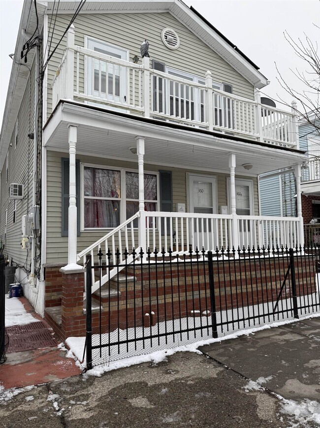 Building Photo - 360 Whiton St