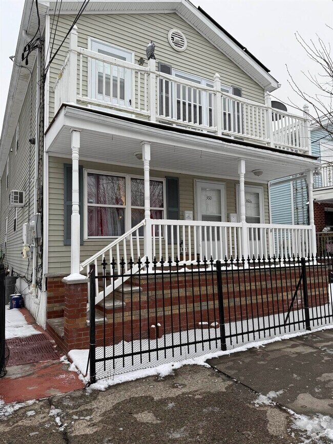 Building Photo - 360 Whiton St