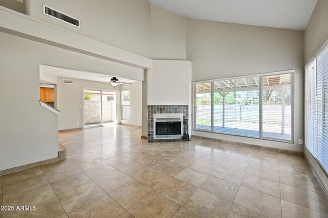 Building Photo - 1022 W Estrella Dr