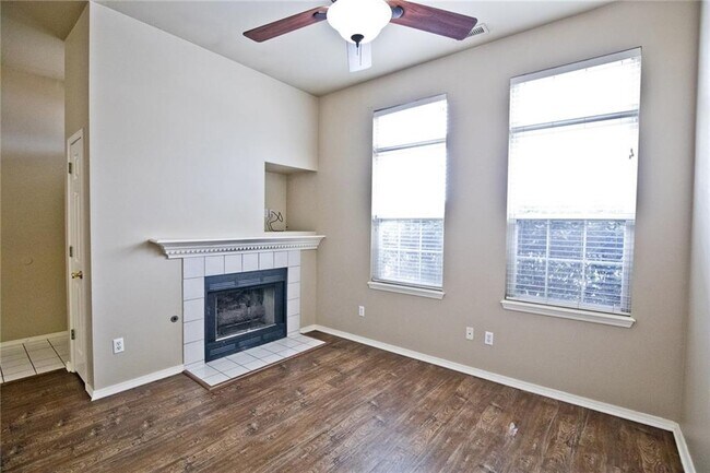 Building Photo - 765 Founders Park Dr E
