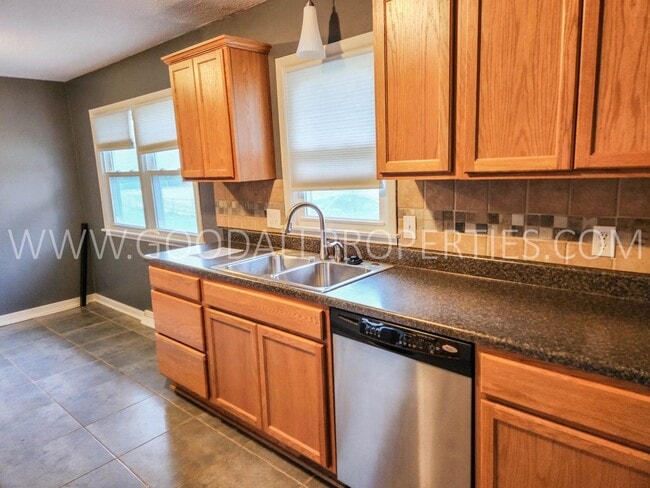 Building Photo - Charming 4-Bedroom Ranch in West Des Moines with a fenced in yard and a finished basement!!