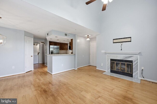 Building Photo - 933 Hillside Lake Terrace
