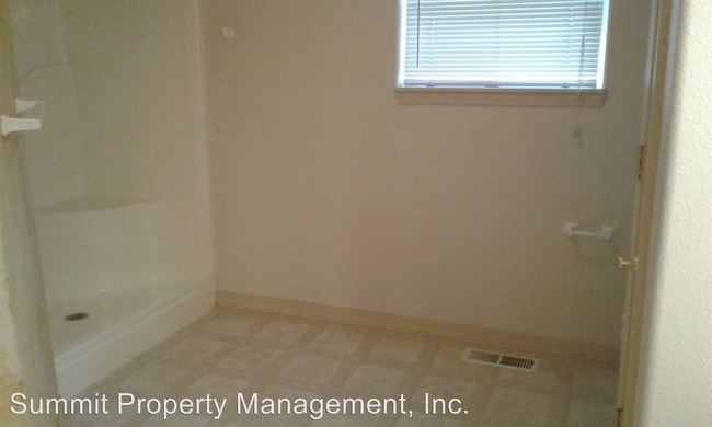 Building Photo - 2625 Highwood Dr