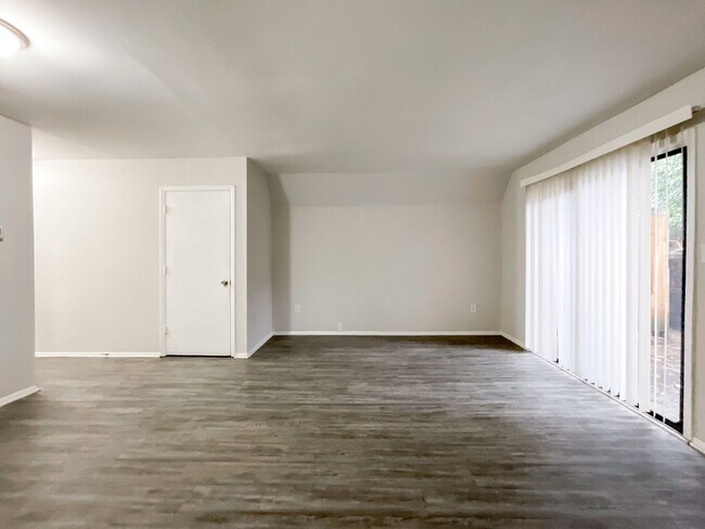 Building Photo - Charming 2-Bed, 1.5-Bath Retreat in Walker...