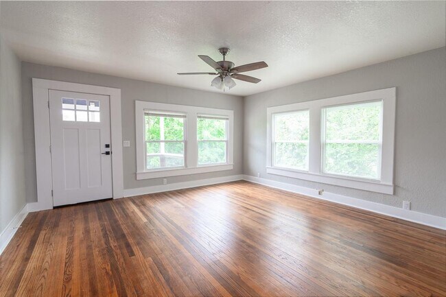 Building Photo - 329 Flores St