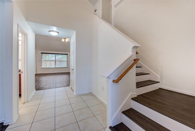 Foto del edificio - 5010 Moss Garden Ln