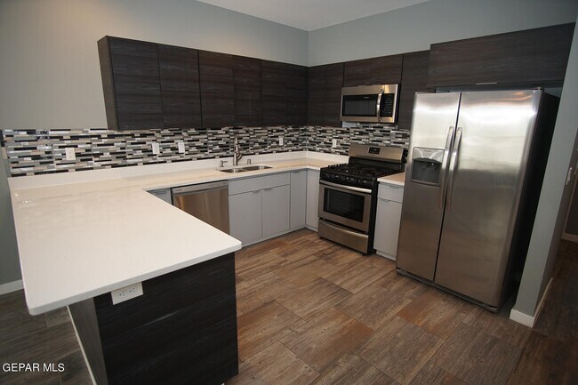 Building Photo - 1085 Gaitan St