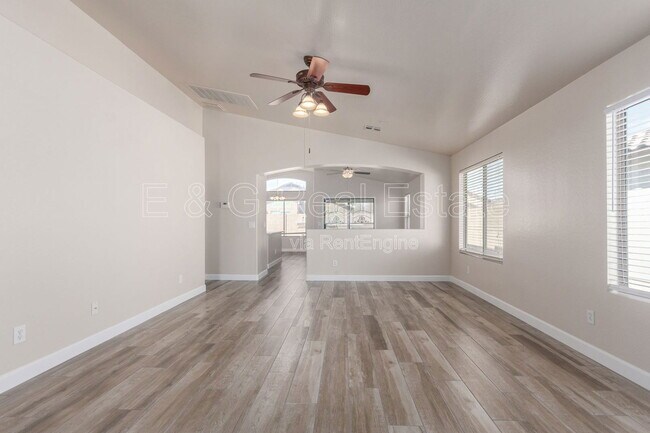 Foto del edificio - 15820 W Monroe St