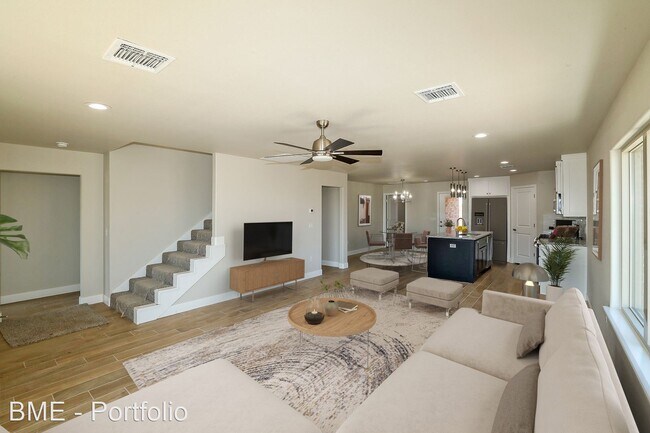 Building Photo - 4 br, 3 bath House - 7600 Woodford Ave