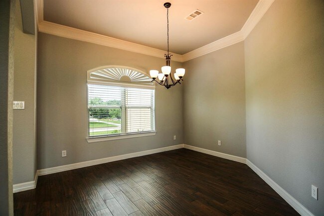 Building Photo - 323 Bentwood Dr
