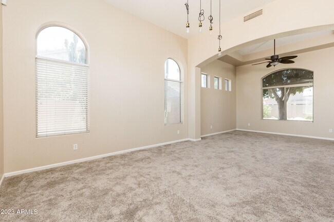 Foto del edificio - 663 W Raven Dr