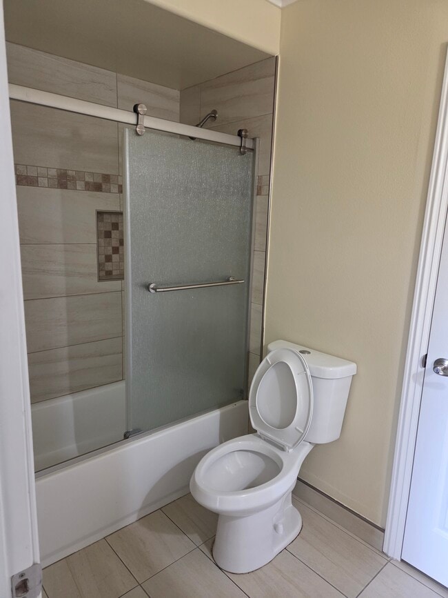 Building Photo - 648 Arrowhead Dr