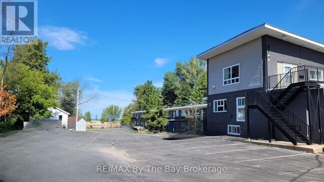 Photo du bâtiment - 280-280 River Rd E