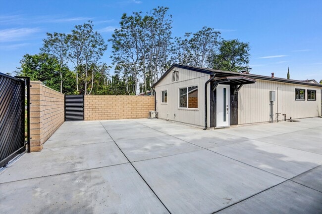Building Photo - 20738 Bryant St