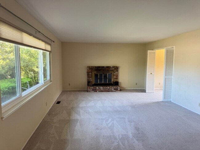 Building Photo - 4 bedroom Moraga home is now available for...